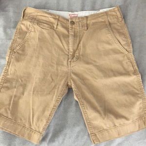 Levi’s Khaki Shorts 🩳